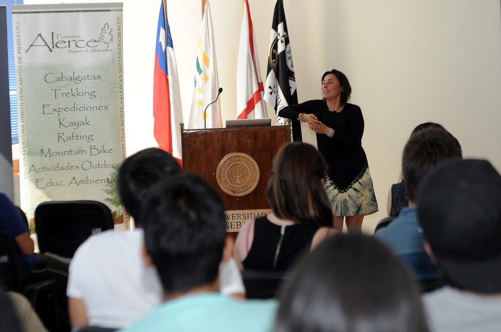 Destacada montañista nacional trató el liderazgo en encuentro con alumnos USS