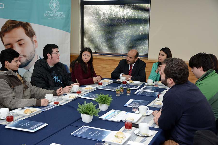 Docentes de Derecho de la U. San Sebastián Sede Valdivia se reunieron con estudiantes que participan del PREUSS de la Casa de Estudios.