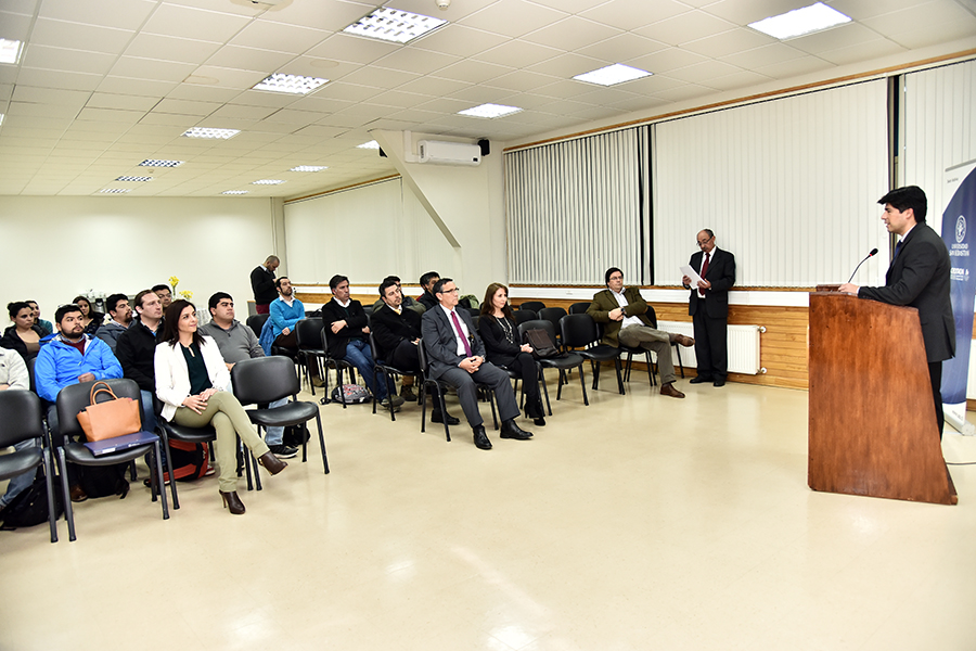 El director nacional del Programa Advance, USS Valdivia, de la Facultad de Ingeniería y Tecnología dio la bienvenida a los nuevos estudiantes.